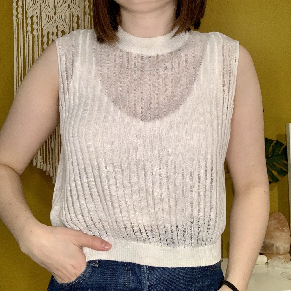 WHITE SLEEVELESS KNITTED VEST